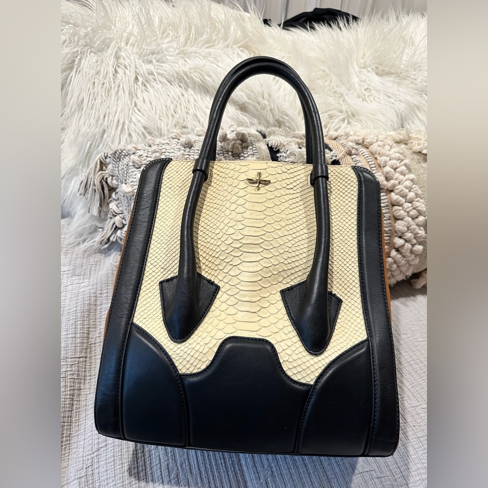 Pour la Victoire tote bag